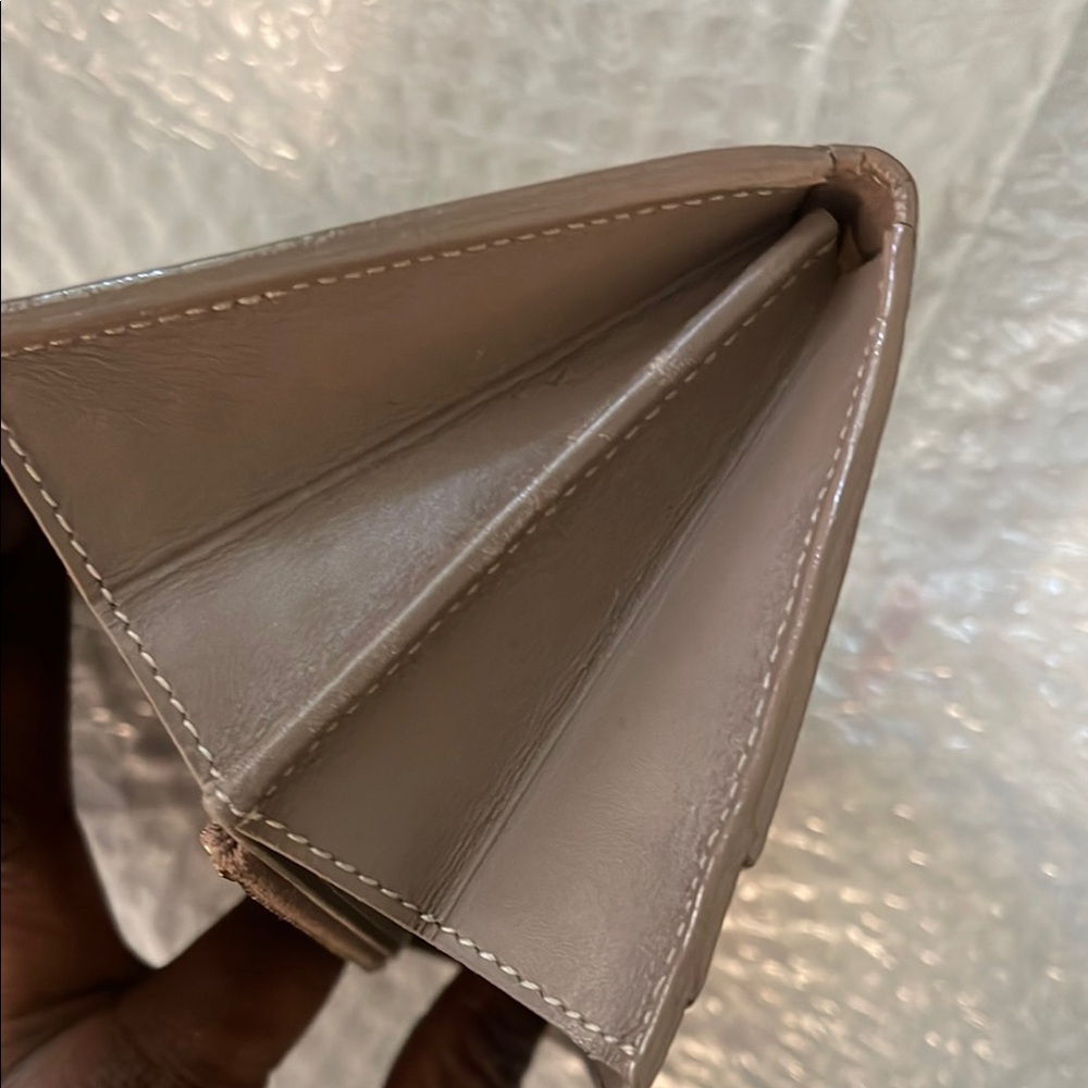 Louis Vuitton Gold Wallet Luxurious Metallic Design - Picture 3 of 6